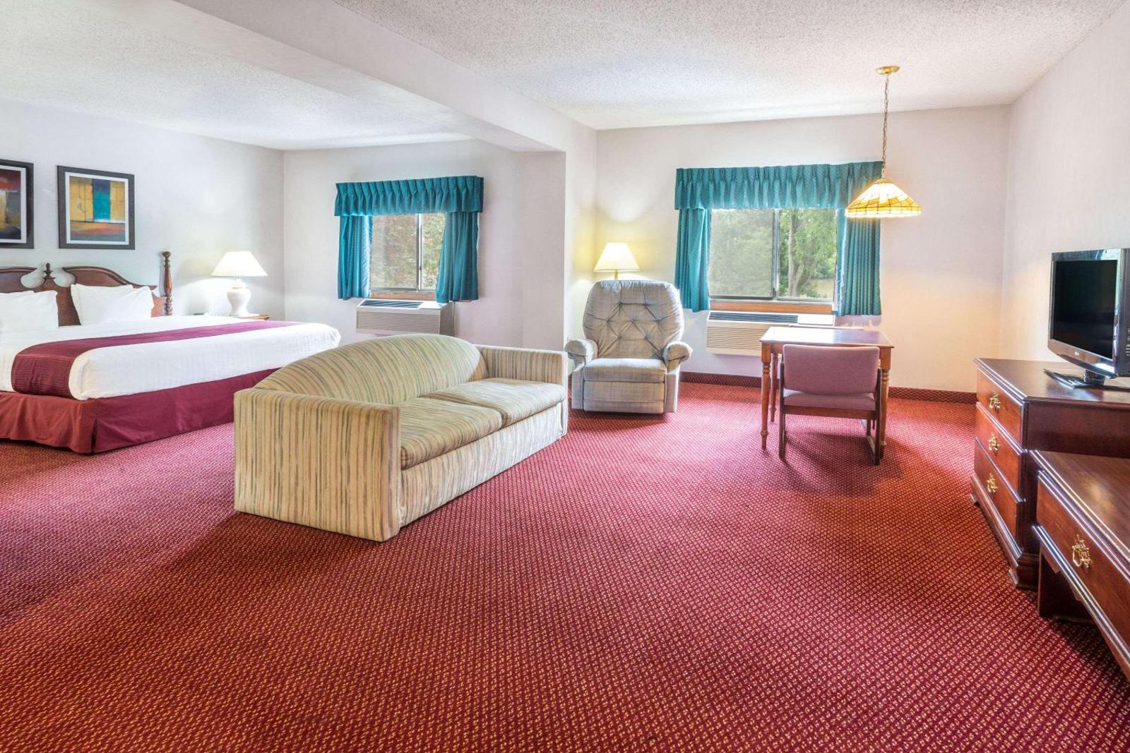 Days Inn by Wyndham Tiffin Main image 1